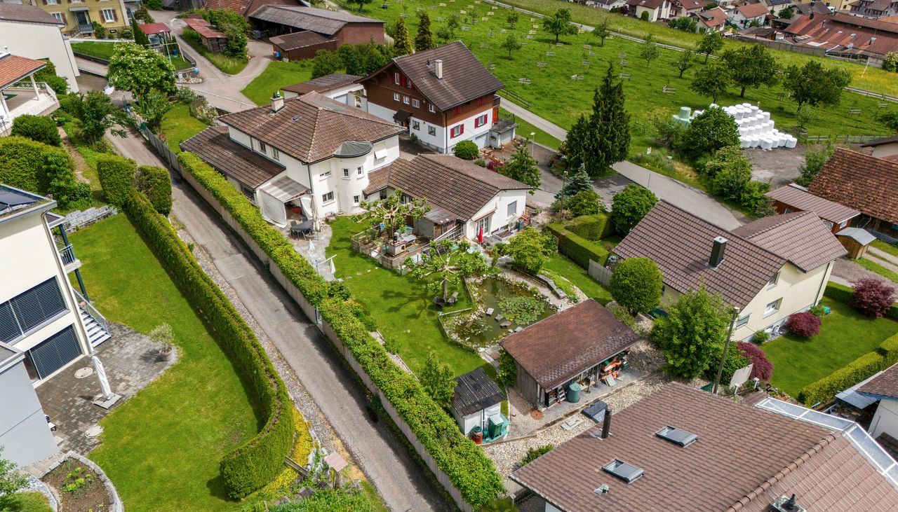 Grosser Garten mit Teich