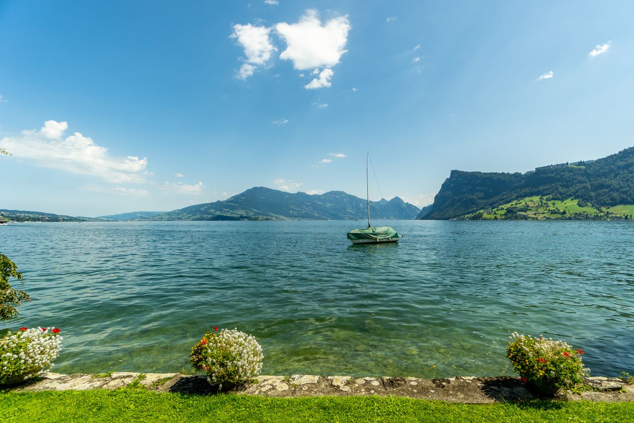 180 Grad See-und Bergblick