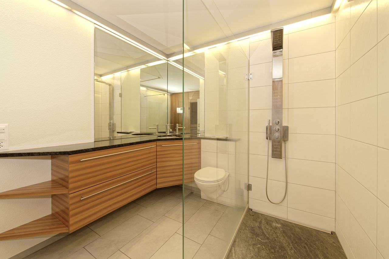 Bad mit Dusche und Sauna