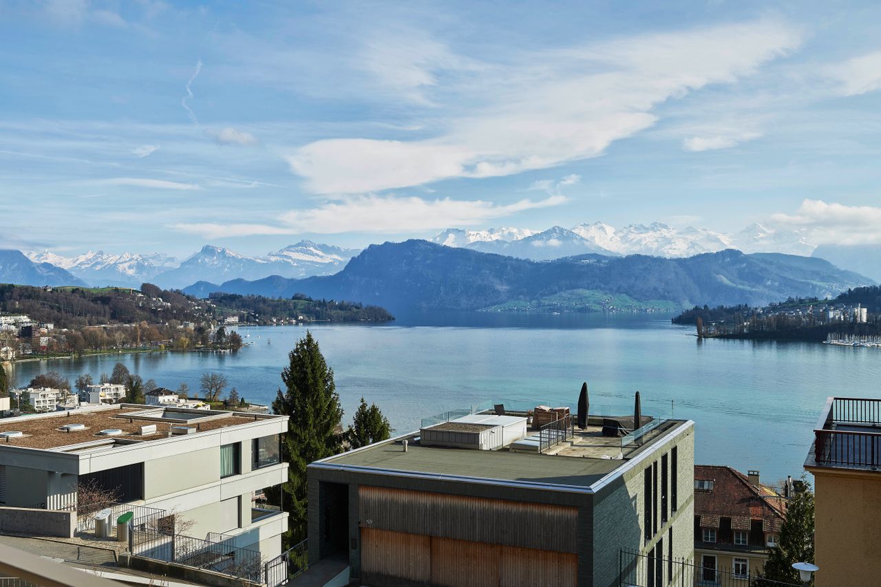 Blick über den See und in die Berge