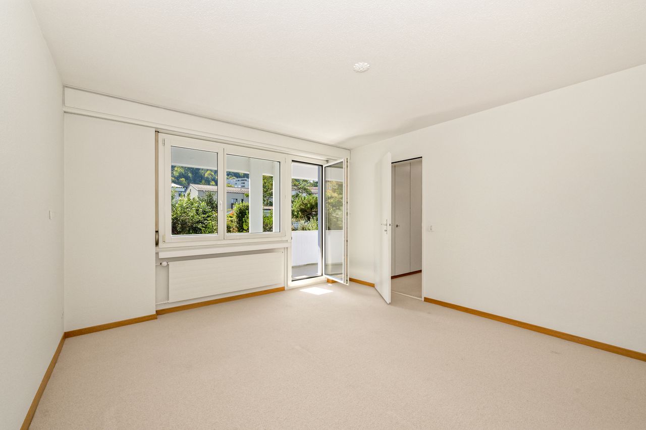 Grosses Schlafzimmer mit Balkon